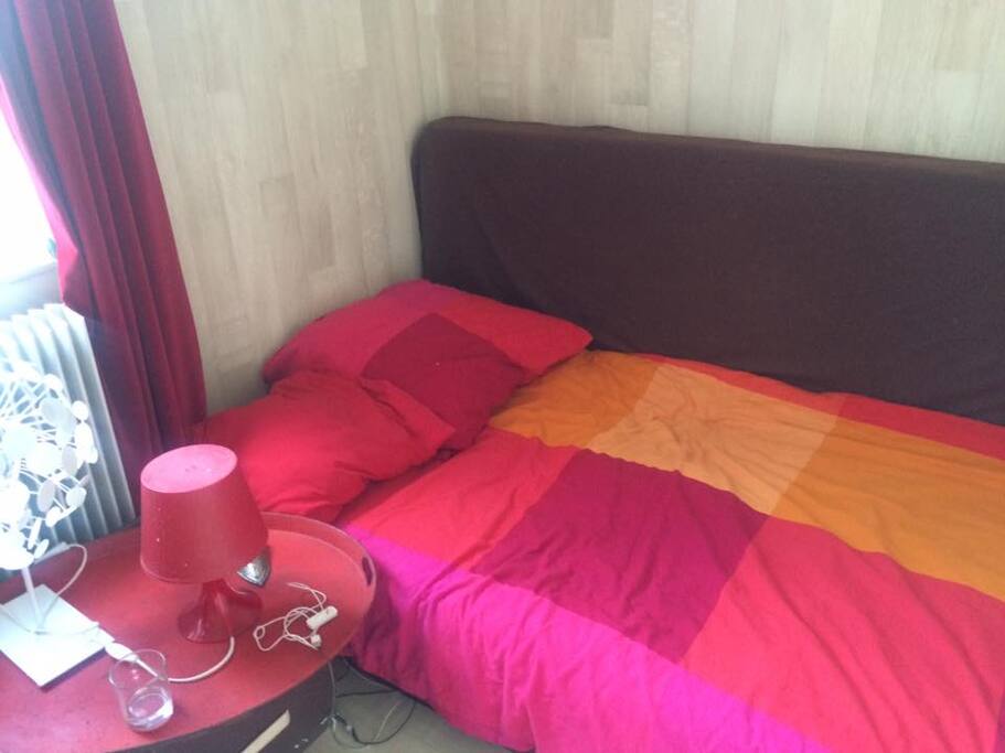 2 matelas en 90 (un au sol l'autre adossé au mur)