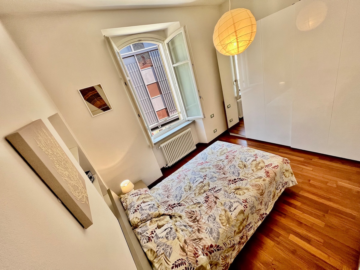 ห้องนอนพร้อมเตียงขนาดหนึ่งเตียงครึ่ง