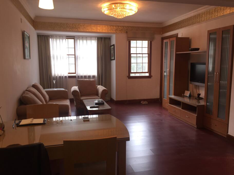用餐区域为开放式厨房,与客厅相连
The open kitchen with integrated dinning area, next to living room.