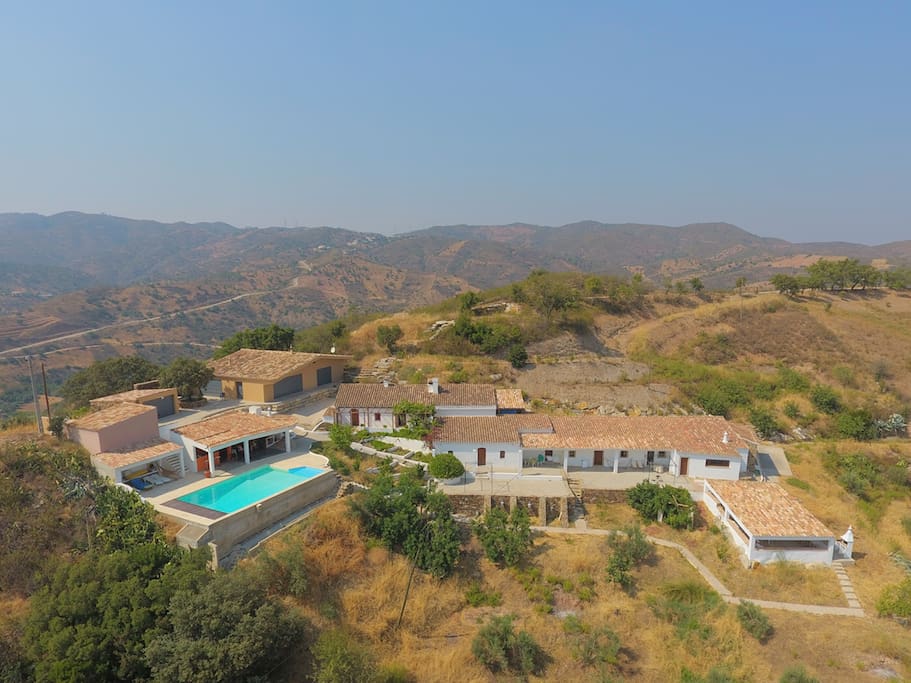 Vue d’ensemble d’Alqueivinho avec, au bout à droite, la Casa, la terrasse ombragée et le BBQ