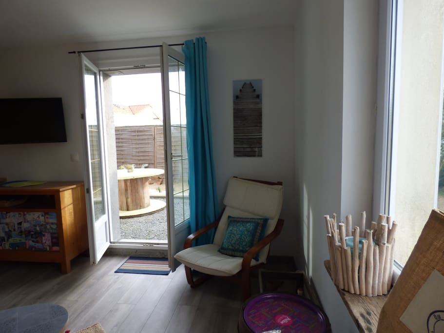 Salon ouvert sur PATIO TERRASSE