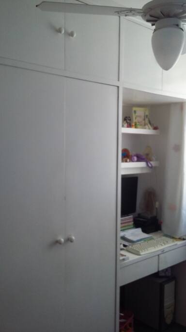 TV embutida e ventilador de teto