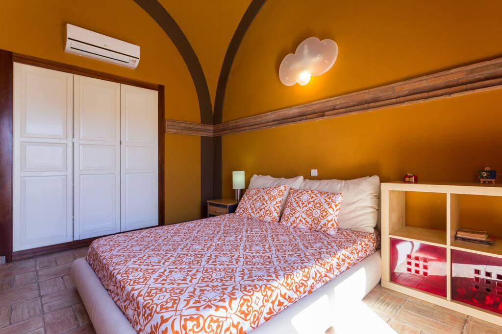 Suíte R/C com cama casal e tecto em abóbora com saída para a piscina