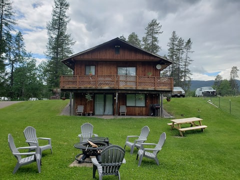 Bright refreshing Cabin/ House 7 mi. from Glacier!