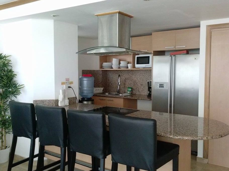 Kitchen and Breakfast Bar