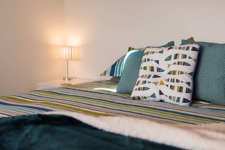 Grande chambre double avec vue sur la mer, lit super king size et salle de bain attenante.  (Chambre au rez-de-chaussée n ° 1)
