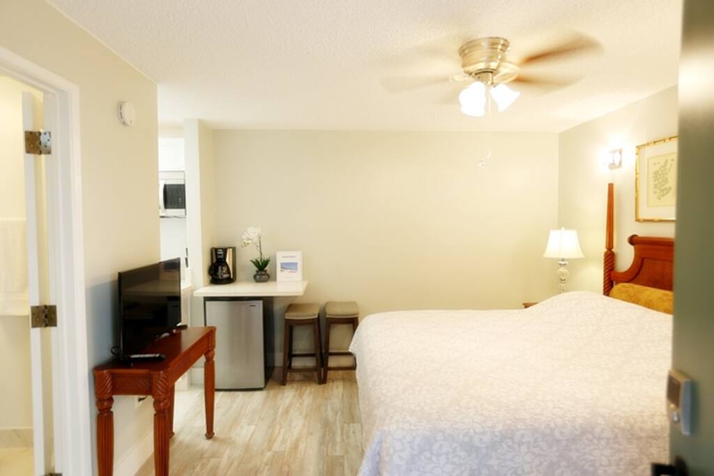 The guests can use the TV and there is free Wifi. There is a chair and sofa bed so you can sit and watch TV comfortably. You can use the Wifi for internet as much as you would like.
