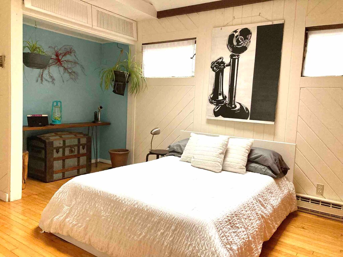 غرفة نوم رئيسية بسقف كاتدرائي وكوة