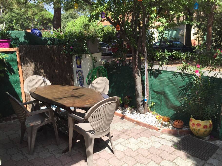 Terrasse extérieure avec salon de jardin.