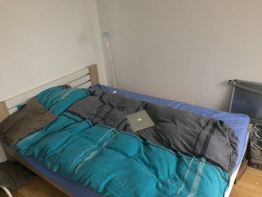Bett (leider ohne Macbook)
