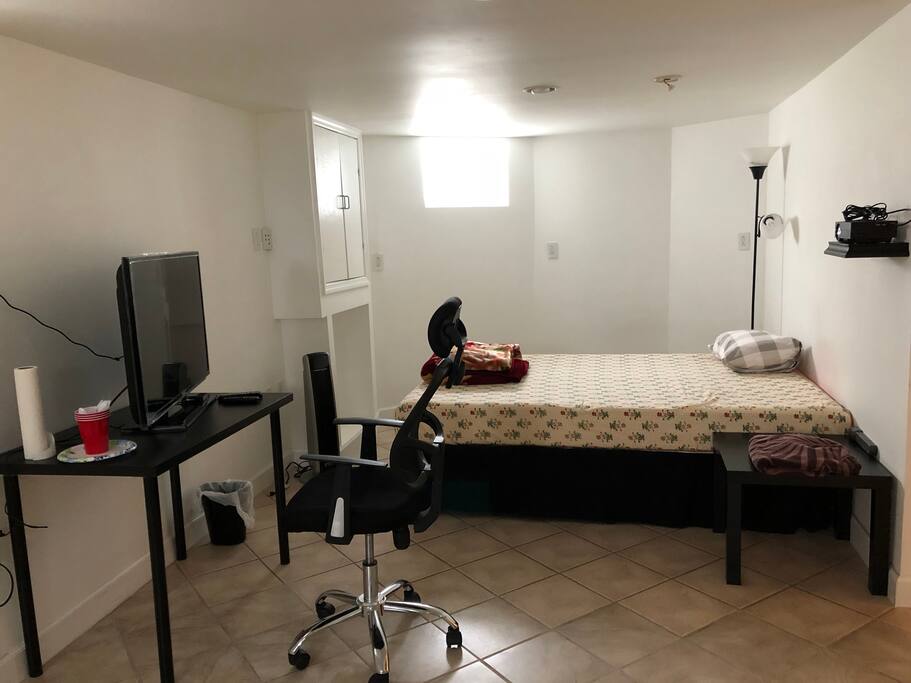 TV with Roku and Cable TV setup, Queen bed, portable heater