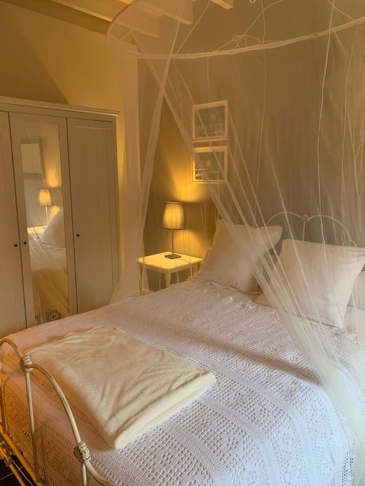 Спалня с място за съхранение