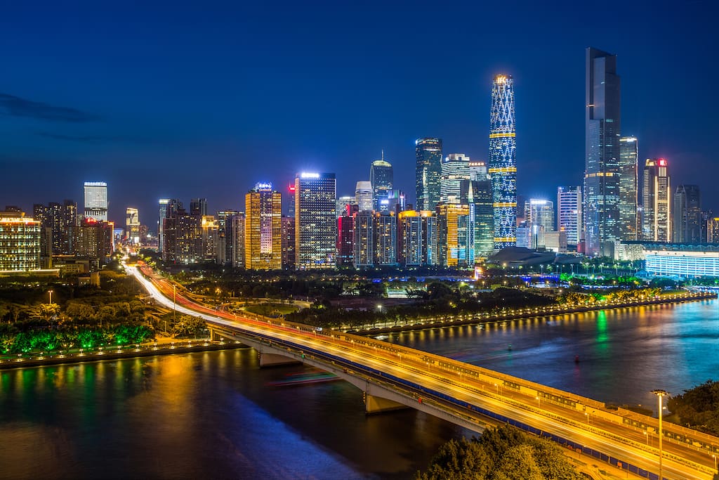 阳台上的外景:珠江新城+广州大桥在珠江的映衬下美伦美幻