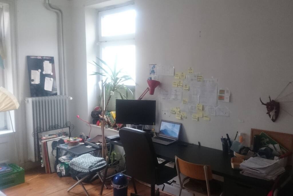 ...der Schreibtisch...