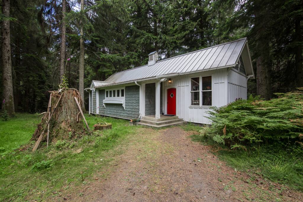 Your home among the trees. "Wonderful, private, natural spot for a retreat. The cabin is beautiful, with everything you could possibly need. The property is magical and secluded." - Graham, guest
