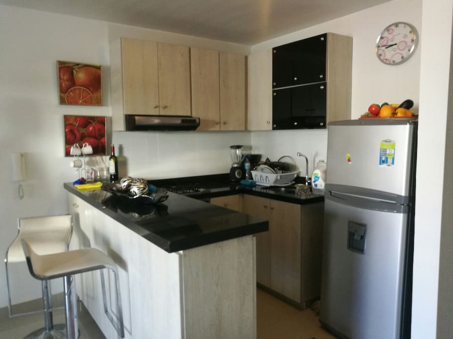 Cocina integral, con nevera, vajilla y utensilios de cocina