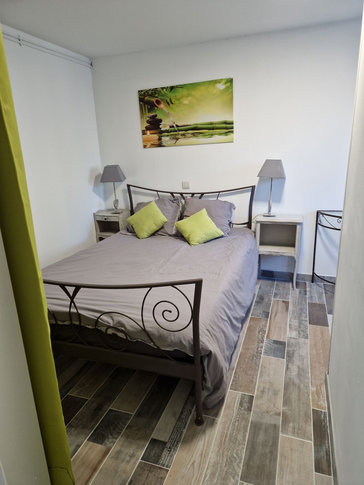 Ამ ოთახში არის 140 × 200 საწოლი, სანათი და საწოლისპირა მაგიდა. Საწოლის მოპირდაპირე მხარეს არის კარადა უჯრებითა და საკიდებით