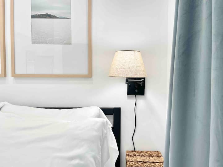 Стенна свещ над леглото и нощното шкафче.