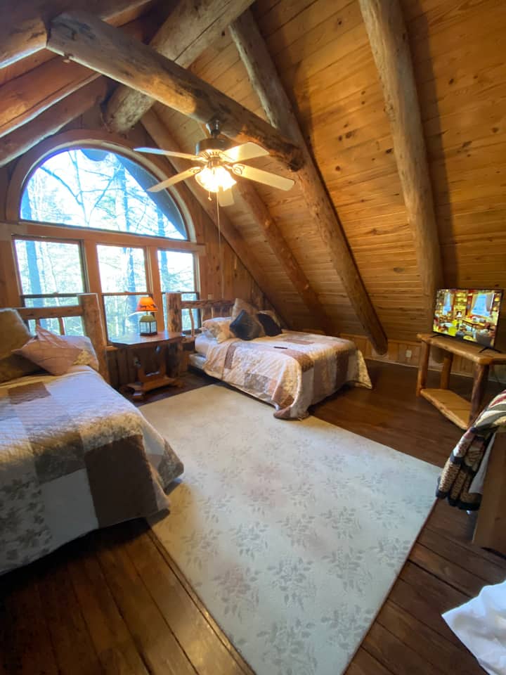 Potkrovlje ima dva velika kreveta i internetsku televiziju, stolicu za ljuljanje i mali umivaonik. 