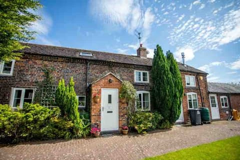 Delightful North Staffs family country cottage