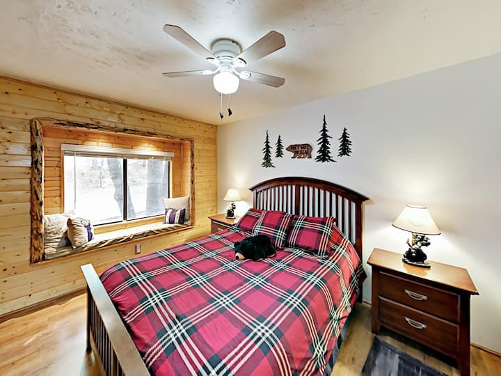 Glavna spavaća soba ima udoban bračni krevet s potpuno novim madracem od memorijske pjene. Svi kreveti imaju hotelsku posteljinu.