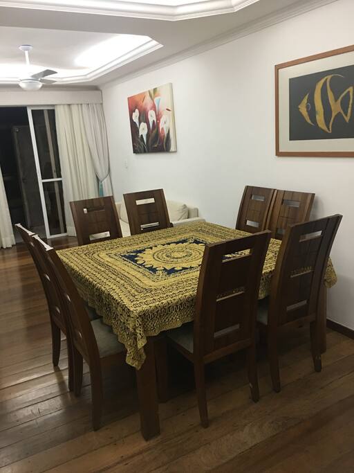 Sala com mesa 8 cadeiras e sofá 3 lugares ! 2 Ventiladores de teto e ar condicionado de parede , TV smart 32’ com internet e net ! Acesso ao YouTube ! Possui internet cabeada e Wifi 30 mega !
Foram colocadas 2 camas de solteiro no corredor da sala ! É possível colocar mais 2 colchões na sala para receber no máximo 10 pessoas !
Sala con mesa 8 sillas y sofá 3 plazas! 2 Ventiladores de techo y aire acondicionado de pared, TV inteligente 32 'con internet y net! ¡Acceso a YouTube! Posee Internet cableado y Wifi 30 mega!
¡Se colocaron 2 camas individuales en el pasillo de la sala! Es posible colocar otros 2 colchones en la sala para recibir como máximo 10 personas!
Living room with table 8 chairs and 3 seater sofa! 2 ceiling fans and air conditioning wall, smart TV 32 'with internet and net! Access to YouTube! It has wired internet and 30 mega Wifi!
There were 2 single beds placed in the hallway of the room! It is possible to put another 2 mattresses in the room to receive a maximum of 10 people!