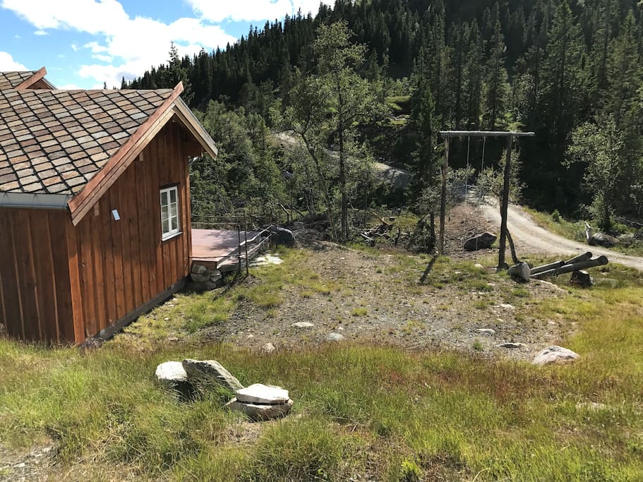 Flat uteplass for lek og morro, samt en stor huske