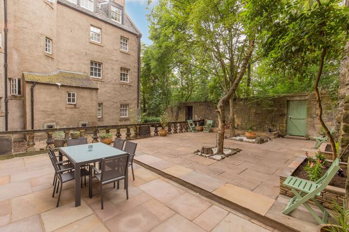 Calton Hill – Private entrance with outdoor space gallery image 3