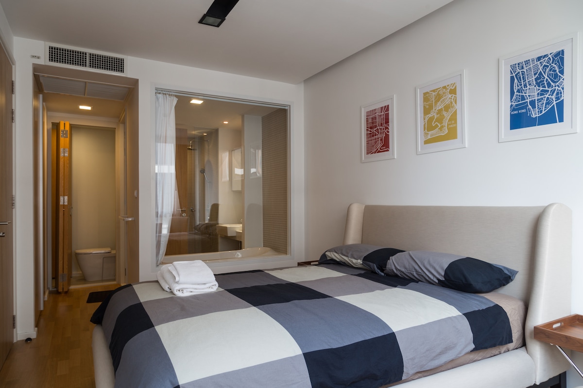 غرفة نوم بجوار الحمام