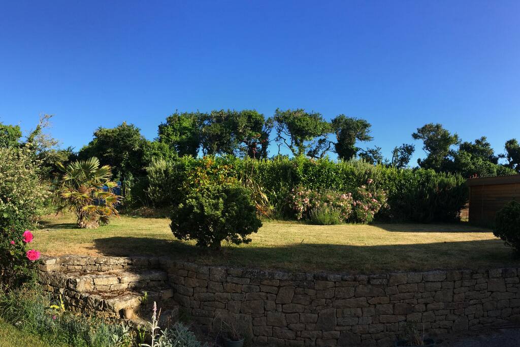 Le jardin côté nord , donnant accès directement aux chemin de promenade.