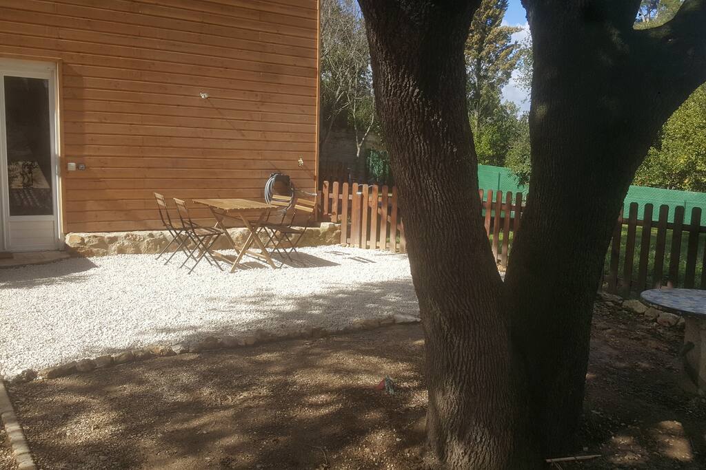 Terrasse à L'Ombre Du Grand Chêne