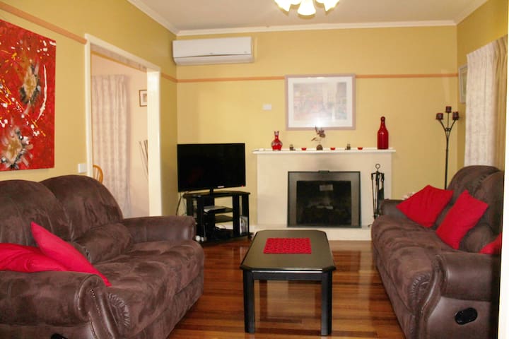 Suburban charm, great location gallery image 2