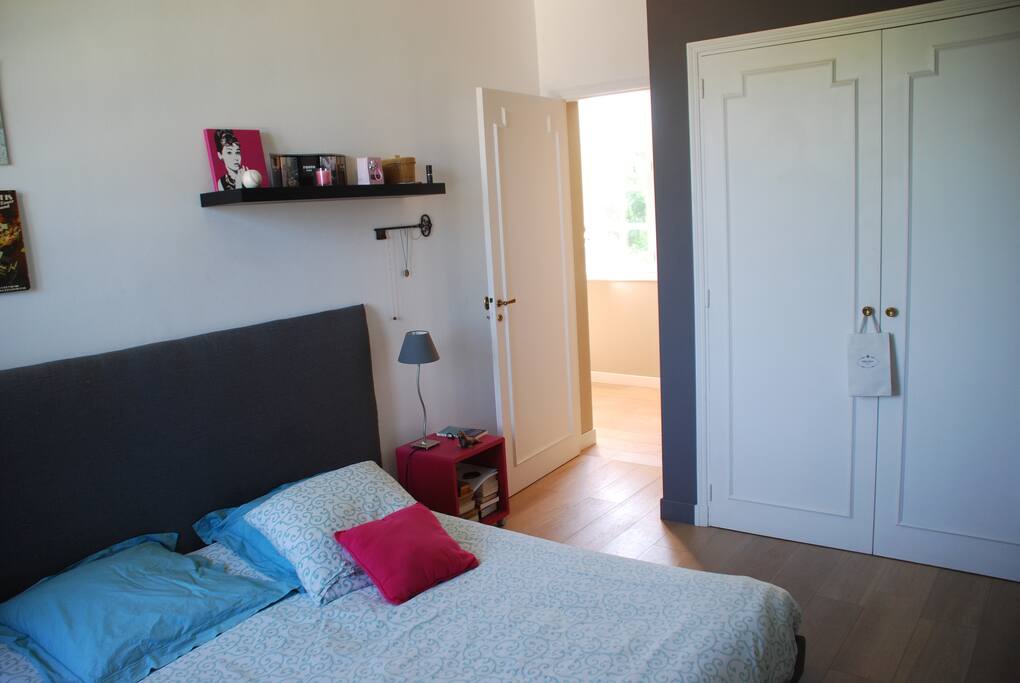 Chambre (on voit le placard)
