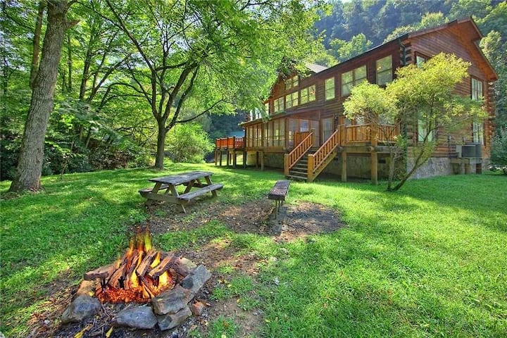 Free Daily Activities - Fire Pit - Theater - Game Room - Hot Tub - Gatlinburg, TN