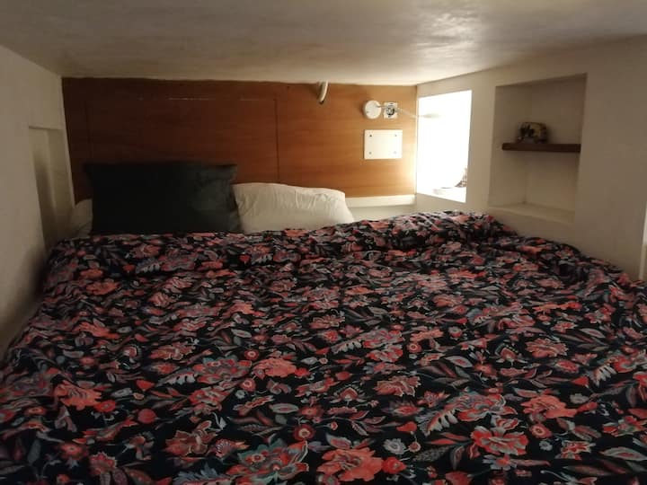 Kitanda kikubwa cha watu wawili kwenye mezzanine
