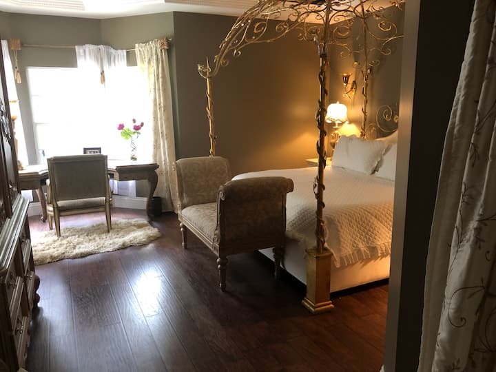 デスク付きマスターベッドルーム