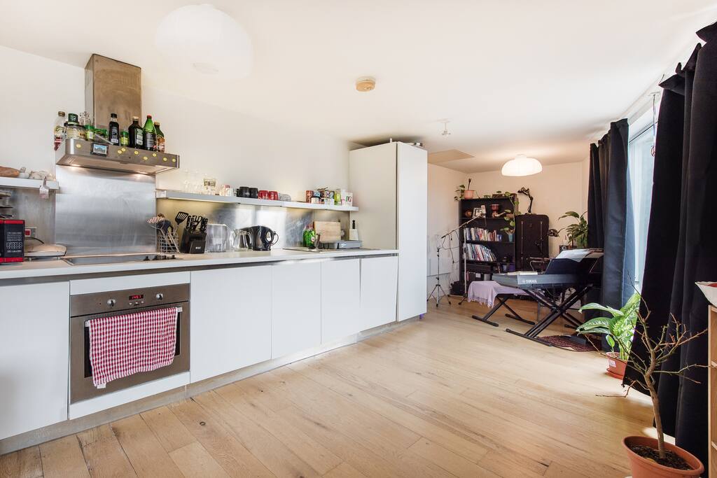 help yourself to tea and coffee and feel free to cook