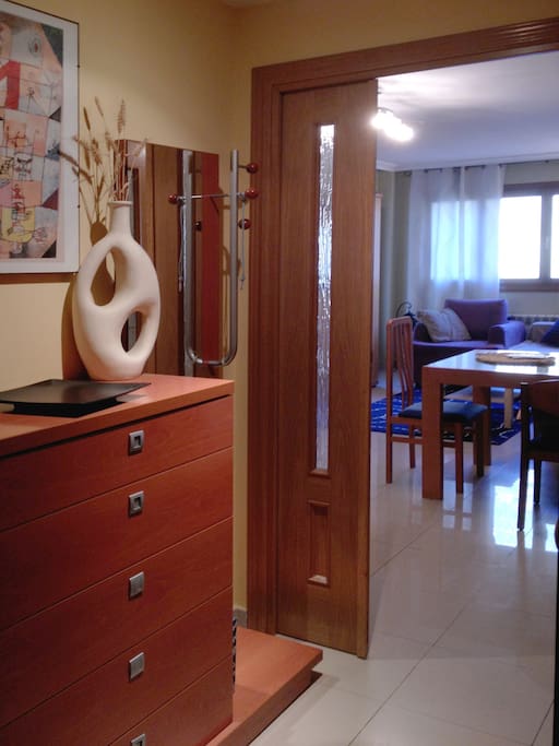 El recibidor del piso es ideal para dejar los abrigos y zapatos .