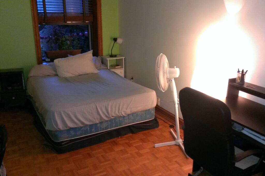 2ème chambre avec lit double, penderie et bureau