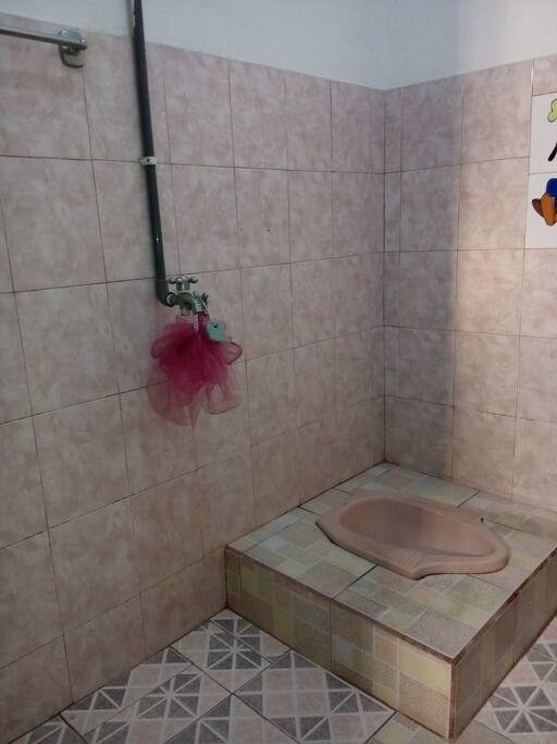 Kamar mandi di lantai atas pakai closet duduk, kamar mandi di lantai dasar pakai kloset duduk.