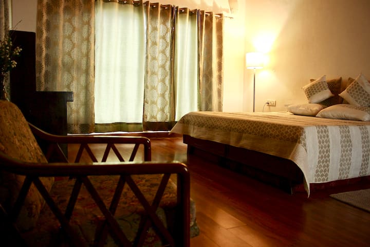 宽敞舒适的卧室，配有凸窗和工作桌- Pine Crest East