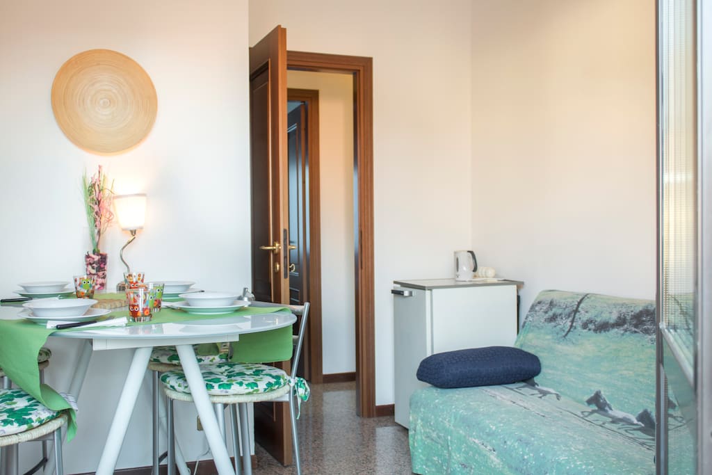 Soggiorno con vista divano. Living room with sofa becoming third bed.