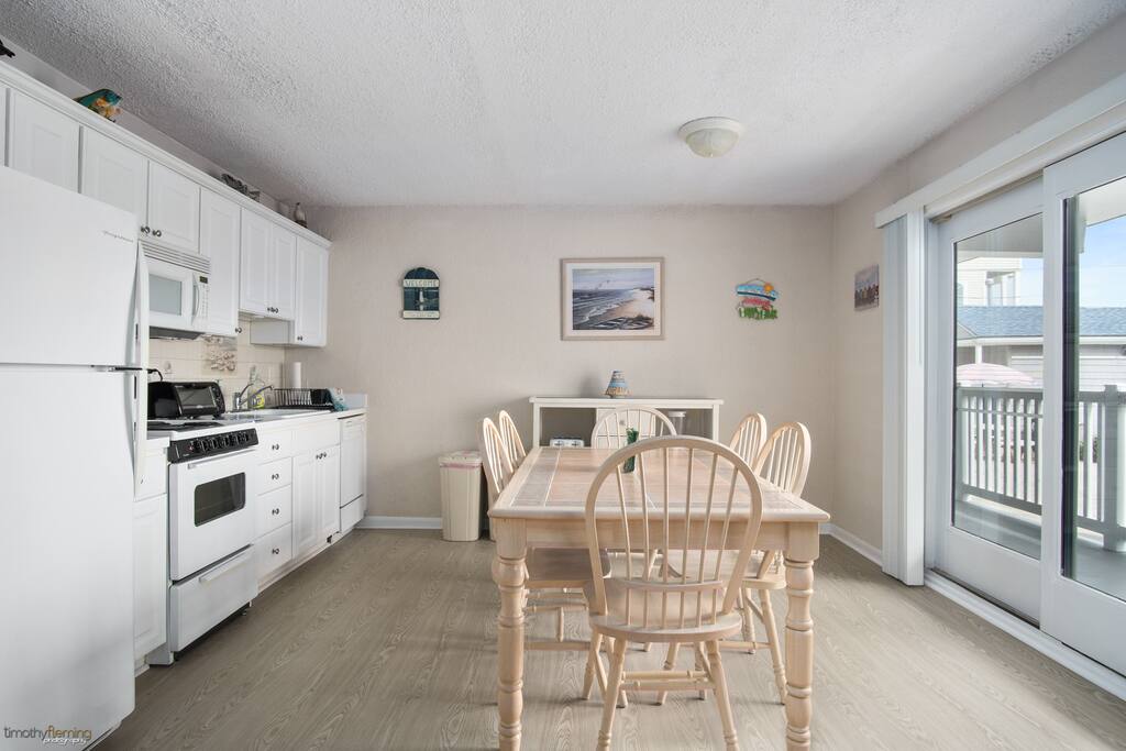 Full Kitchen and Dining Area