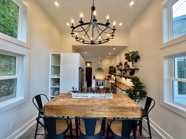 Beautifully Renovated Historic Bridle Path Inn gallery image 4