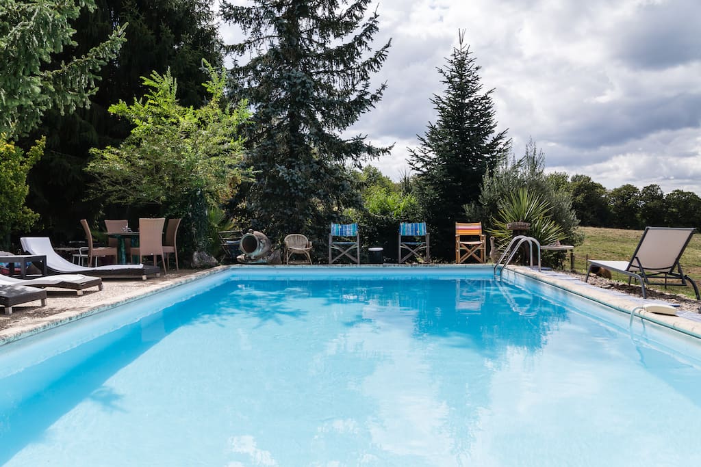 piscine tres bien exposée plein soleil du matin au soir !