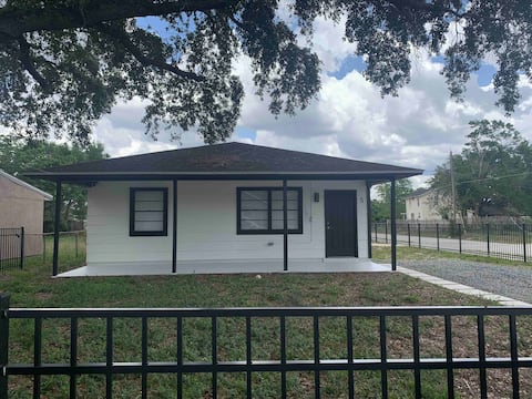 Entire house near Universal Studios, Sleeps 6