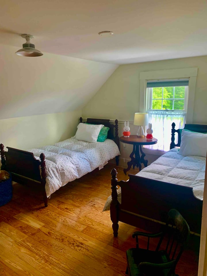 Vitanda viwili katika chumba 1 kati ya 2 vya kulala vya ghorofa ya pili. Bafu kamili kwenye ghorofa ya pili pia. 