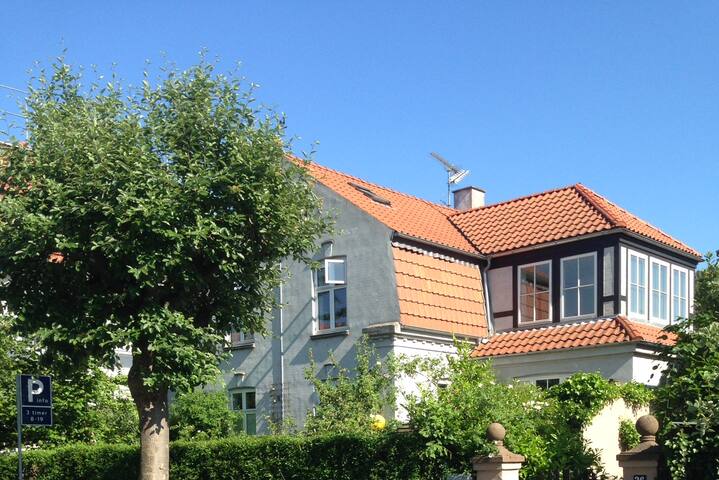 Privat villa tæt på strand og by, familievenlig
