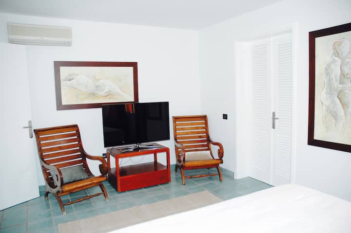 主卧配有独立卫生间、衣柜和智能电视。