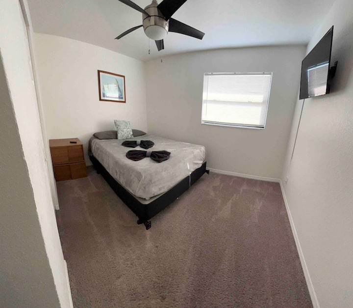 Acurrúcate y relájate en esta lujosa cama tamaño queen con un televisor inteligente y toallas limpias: tu remanso de descanso y relajación. ️ #SleepInStyle #TampaVibes #RestEasy